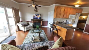 TV, lettore DVD, tavolo da ping pong, videoteca