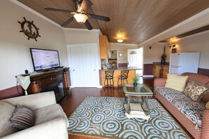 TV, DVD player, ping pong, video library - Beachwood Condos& Resort, Pool Side Condo with 1 King Bed & Kitchen near beach (Copalis Beach)