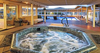 Beachwood Condos& Resort, Pool Side Condo with 1 King Bed & Kitchen near beach