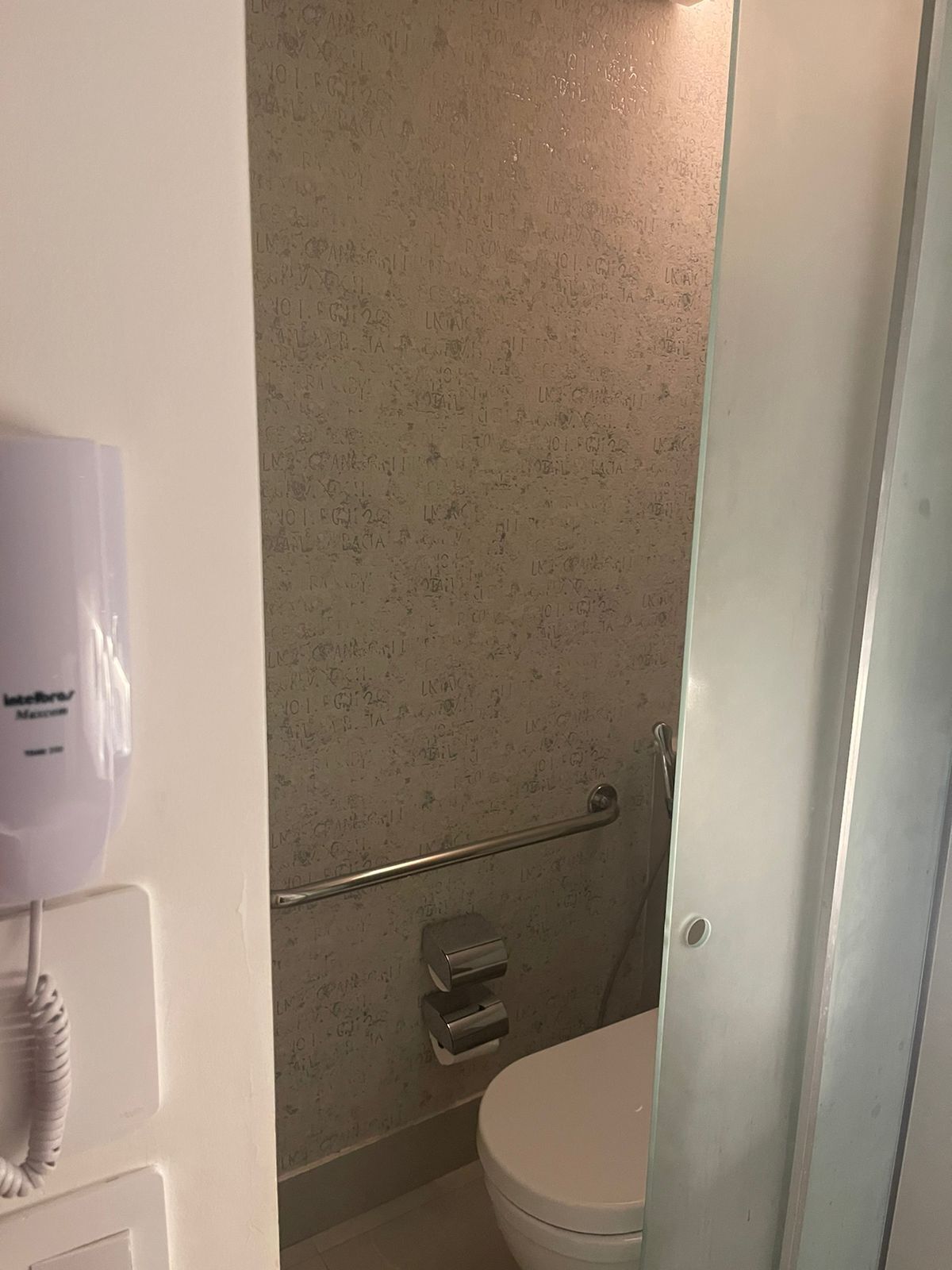 ヘアドライヤー、タオル、石鹸、トイレットペーパー
