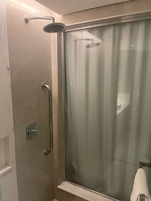 Secadora de cabello, toallas, jabón, papel de baño