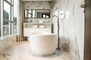 Secadora de cabello, toallas, jabón, papel de baño 