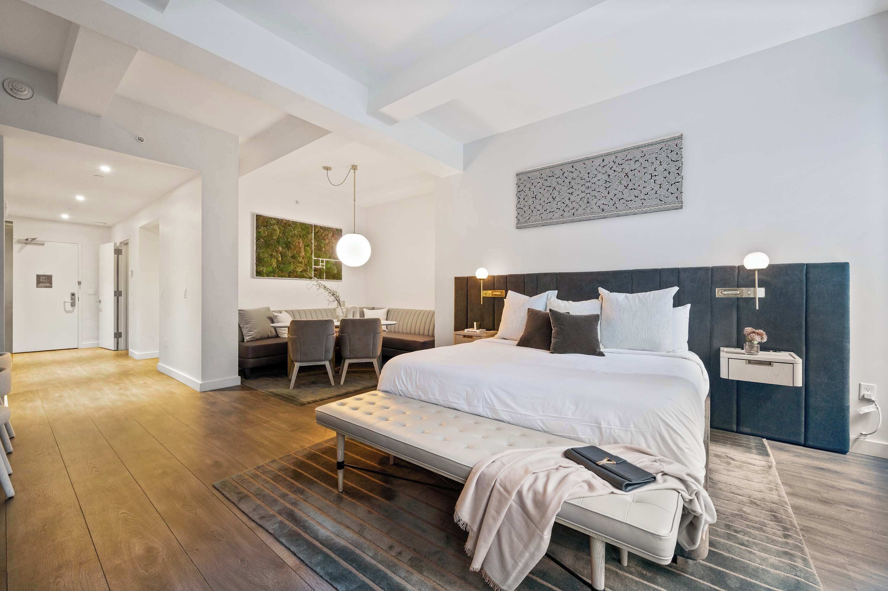 1 habitación, escritorio, tabla de planchar con plancha y cuna de viaje 