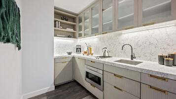 Refrigerador, microondas, parrilla de estufa y lavavajillas