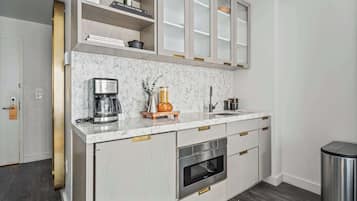 Kjøleskap, mikrobølgeovn, oppvaskmaskin og kaffetrakter/tekoker