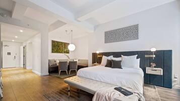 1 dormitorio, escritorio, tabla de planchar con plancha y cuna de viaje