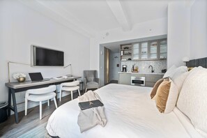 1 bedroom, desk, iron/ironing board, travel crib - 17John: Classic King Studio Apartment (New York)