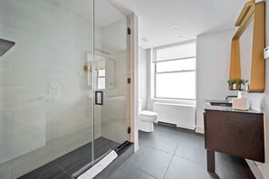 Shower, hair dryer, towels - 17John: Deluxe King Studio Apartment (New York)