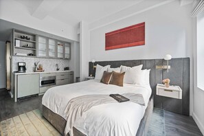 1 habitación, escritorio, tabla de planchar con plancha y cuna de viaje 