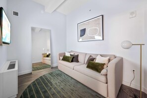 TV, offices - 17John: Executive King Suite with Sofa Bed (New York)