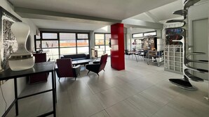 En modern inredning med matplats, kök och bar.