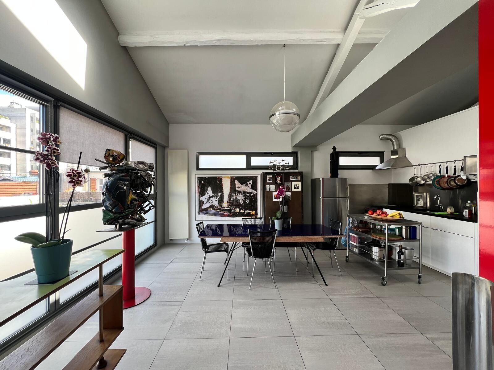 Una cocina moderna con comedor, ventanas amplias y vistas a la ciudad.