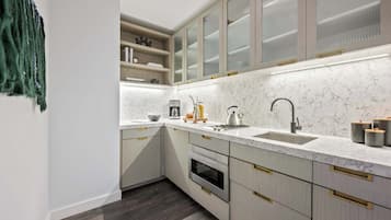 Jääkaappi, mikroaaltouuni, liesi, astianpesukone