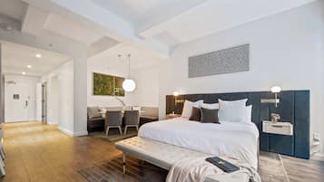 1 habitación, escritorio, tabla de planchar con plancha y cuna de viaje