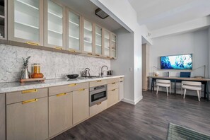 Geladeira, micro-ondas, cooktop, lava-louças