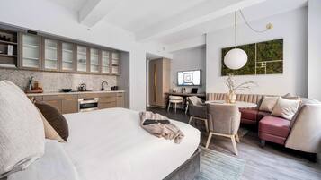 1 bedroom, desk, iron/ironing board, WiFi