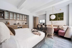 1 bedroom, desk, iron/ironing board, WiFi