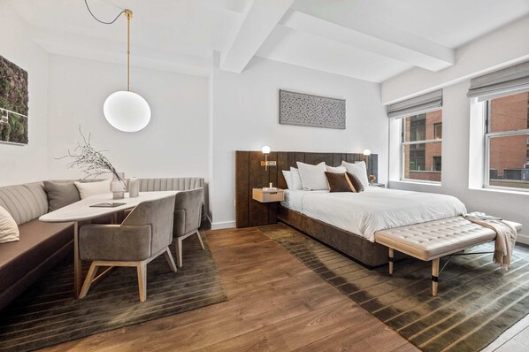 1 chambre, bureau, fer et planche à repasser, lit de bébé portatif