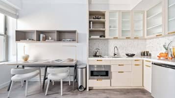 Fridge, microwave, stovetop, dishwasher