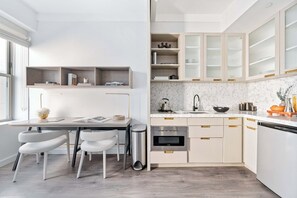 Réfrigérateur, micro-ondes, plaque de cuisson, lave-vaisselle