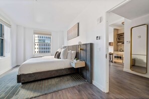 1 sovrum, skrivbord, strykjärn/strykbräda och resesäng