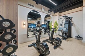 Fitness facility - 17John: Premier King Studio Apartment (New York)