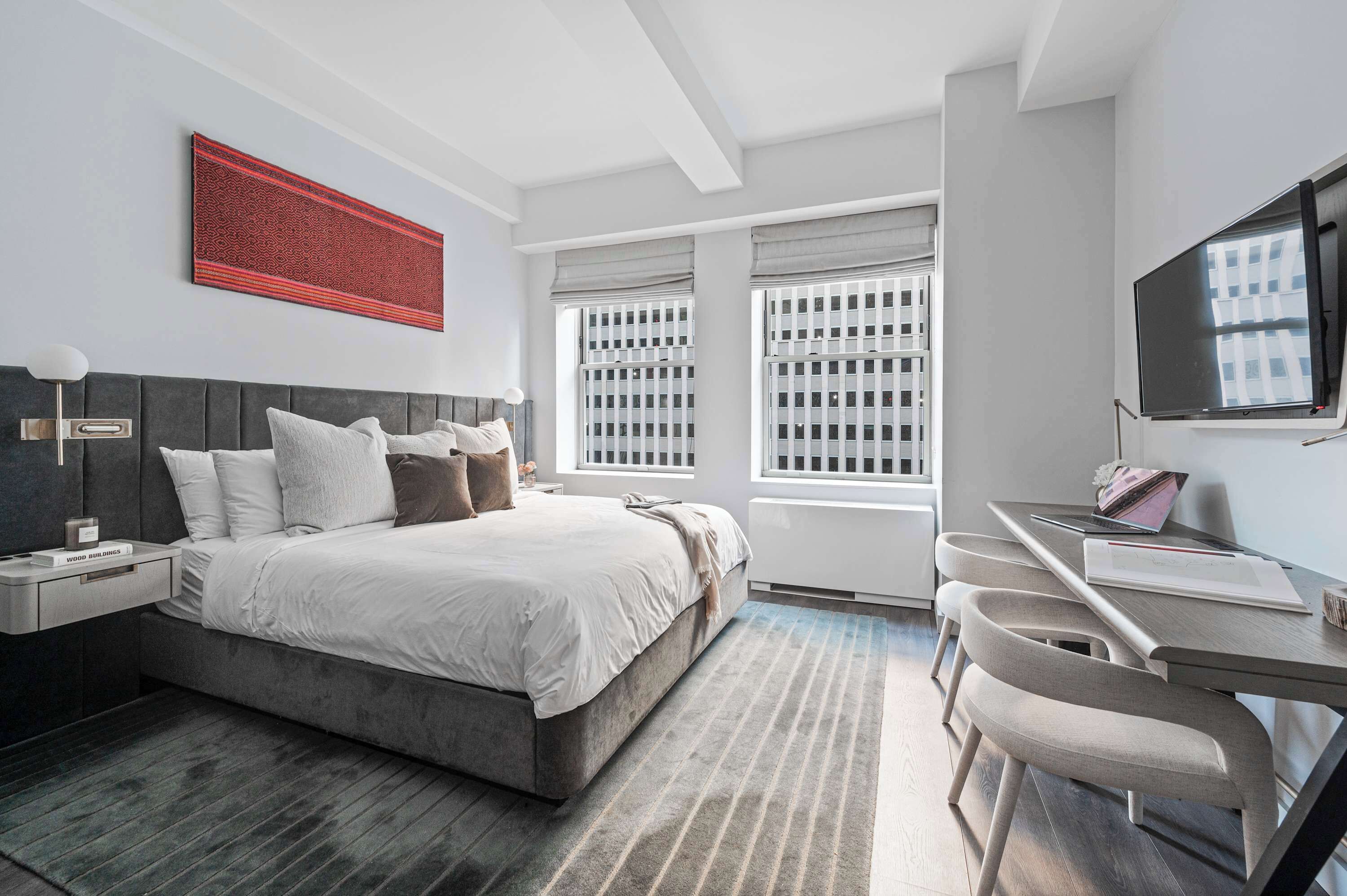 1 sovrum, skrivbord, strykjärn/strykbräda och resesäng