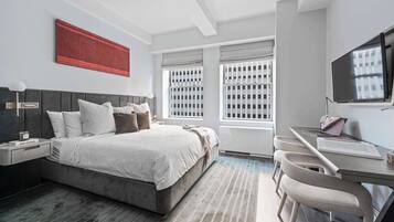 1 habitación, escritorio, tabla de planchar con plancha y cuna de viaje