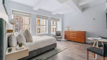 1 slaapkamer, een bureau, een strijkplank/strijkijzer, reisbedje