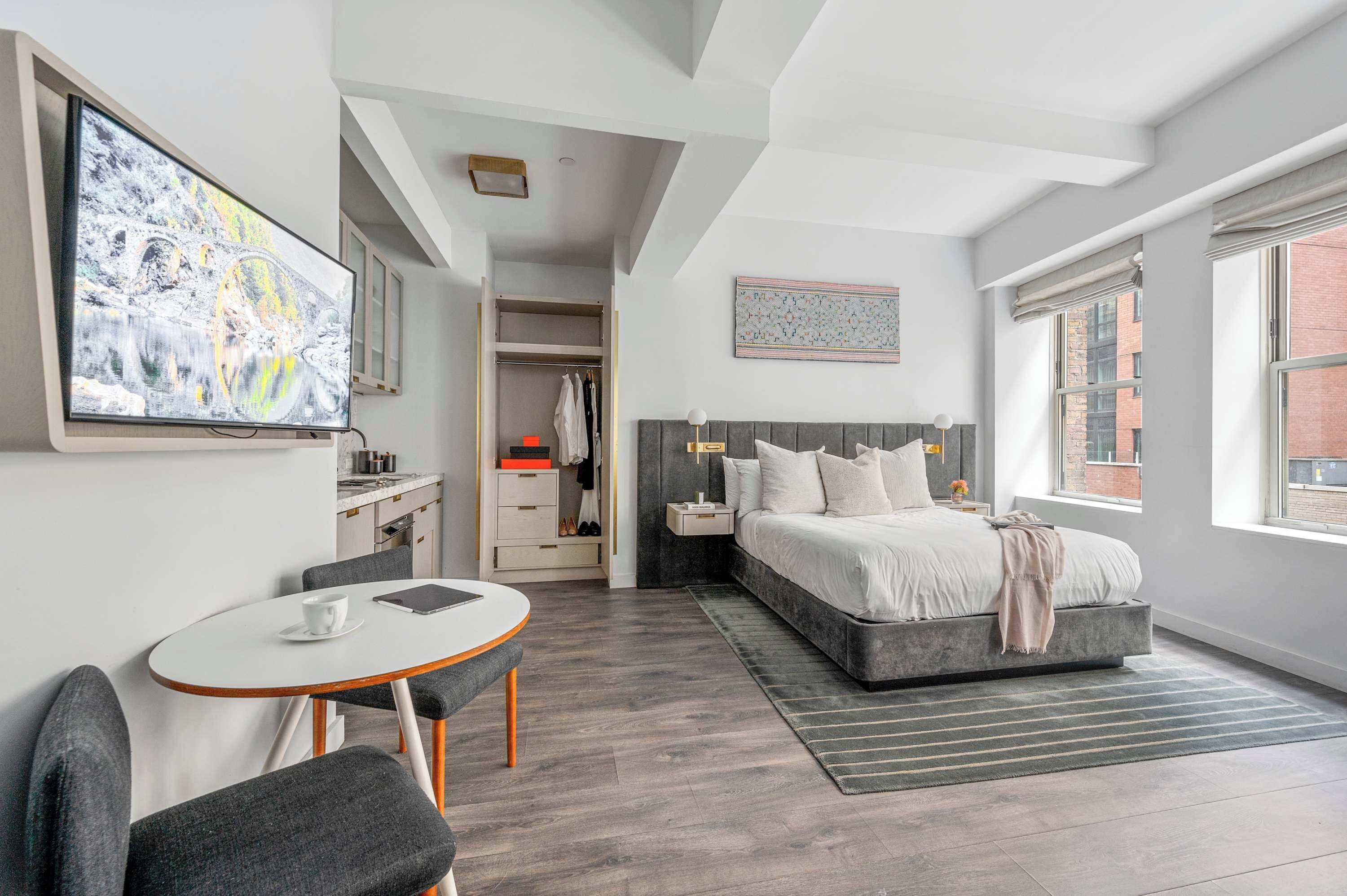 1 chambre, bureau, fer et planche à repasser, lit de bébé portatif