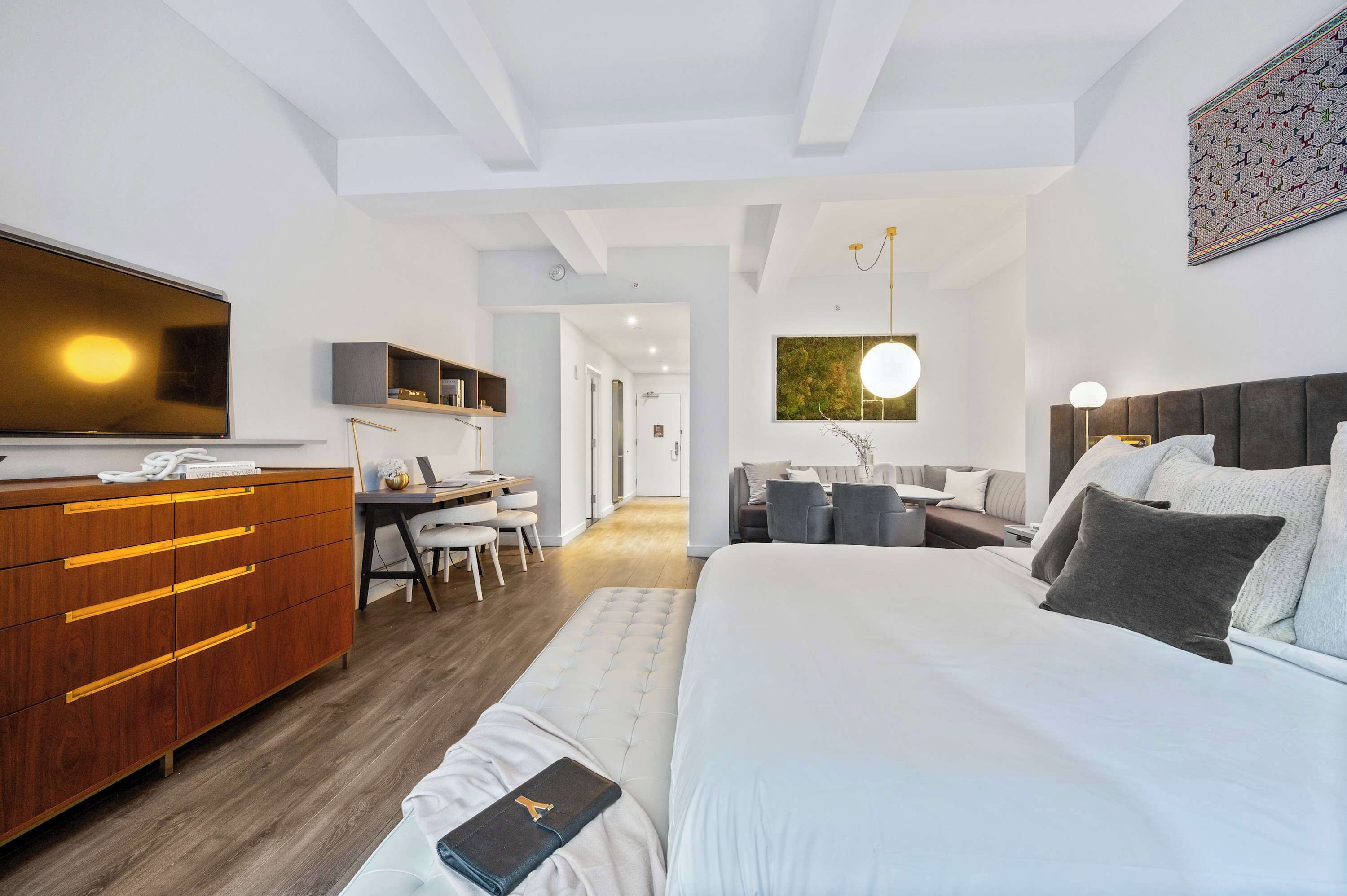 1 habitación, escritorio, tabla de planchar con plancha y cuna de viaje 