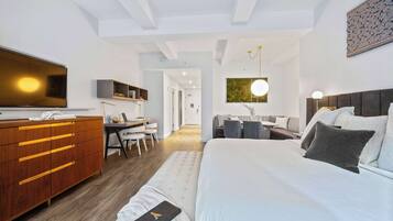 1 habitación, escritorio, tabla de planchar con plancha y cuna de viaje