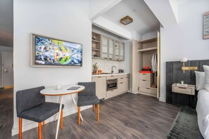 Interior - 17John: Classic Queen Studio Apartment (New York)