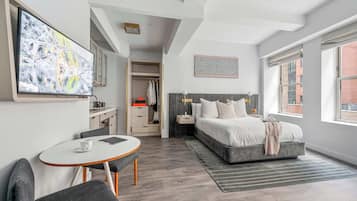 1 habitación, escritorio, tabla de planchar con plancha y cuna de viaje