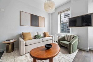 Televisión y oficina 