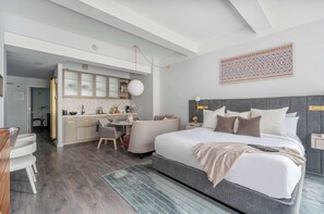 1 bedroom, desk, iron/ironing board, WiFi - 17John: Executive King Suite with Sofa Bed (New York)