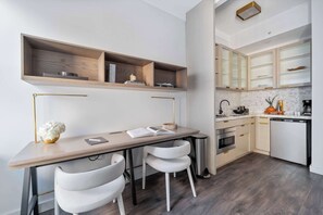 Réfrigérateur, four à micro-ondes, surface de cuisson, lave-vaisselle