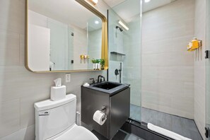 Douche, sèche-cheveux, serviettes fournies