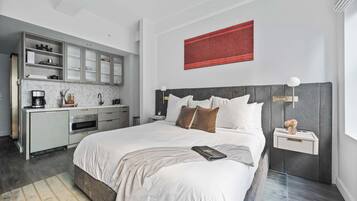 1 habitación, escritorio, tabla de planchar con plancha y cuna de viaje