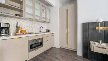 Fridge, microwave, stovetop, dishwasher