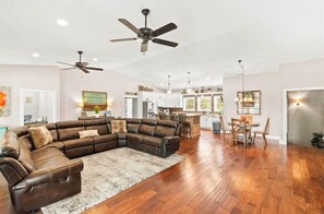 Televisor intel·ligent i taula de tennis de taula 