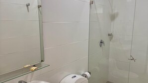 A bathroom with a toilet, bidet, sink, and glass shower enclosure. - CABIN WITH JACUZZI AND POOL PEÑOL GUATAPE  (Antioquia)