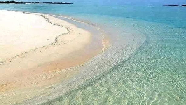 A beach with clear shallow waters and a sandy shore. - Treasure Cay Getaway with BOAT DOCK!
4 bedroom, pool, & bbq Cabana (Treasure Cay)