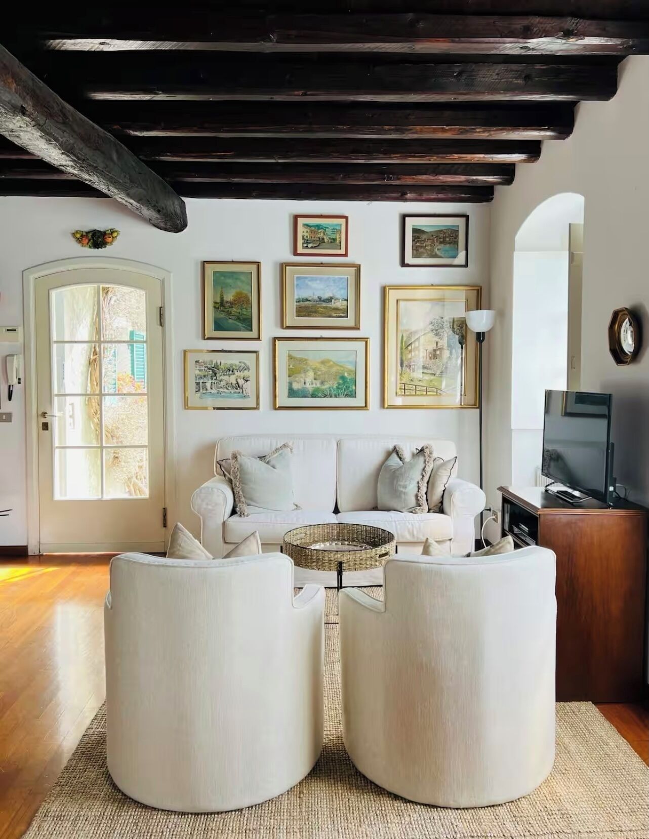 Smart-TV, Kamin, DVD-Player, Bücher