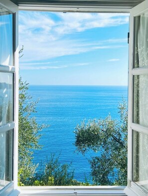 An open window with a view of the sea and greenery. - Gorgeous Villa Zoagli (Zoagli)
