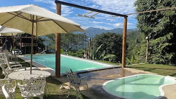 2 utendørsbassenger