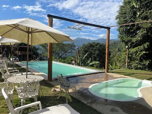 2 つの屋外プール