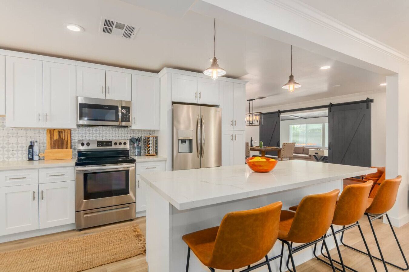 Kjøleskap, mikrobølgeovn, ovn og kokeplater