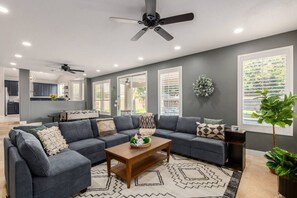 Televisión, chimenea, videojuegos, futbolito