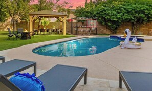 حمّام سباحة مُدفَّأ